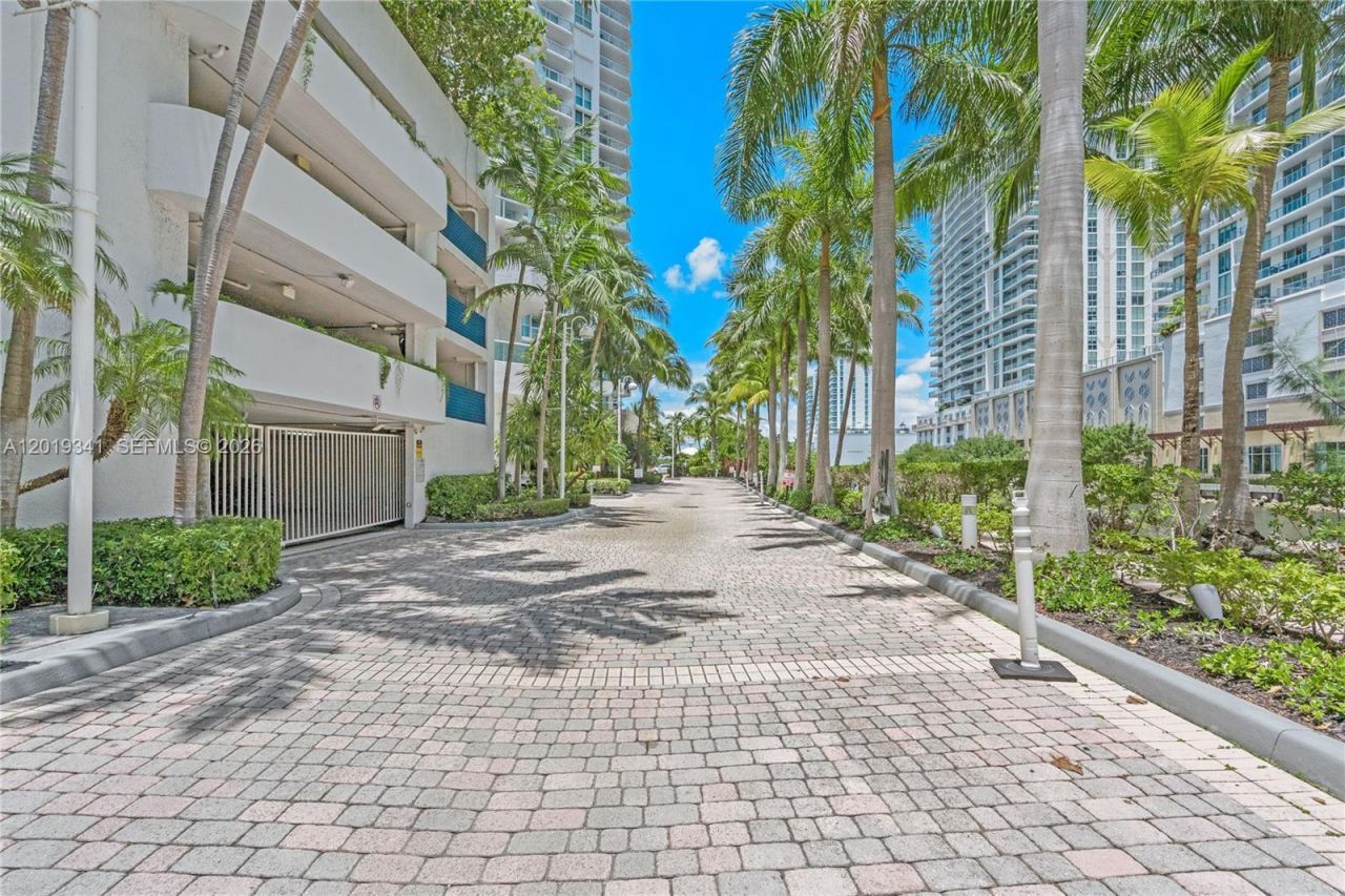 16500 Collins Ave , Unit 652, Sunny Isles Beach, FL 33160 Photo