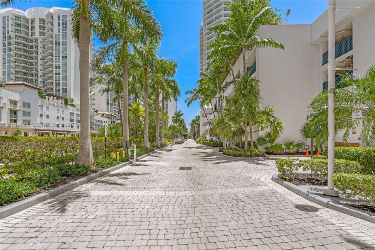 16500 Collins Ave , Unit 652, Sunny Isles Beach, FL 33160 Photo