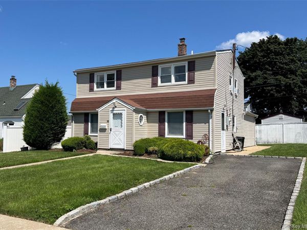 30 Castle Lane , Levittown, NY 11756