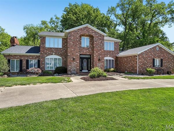 325 Deer Run Lane , Glen Carbon, IL 62034