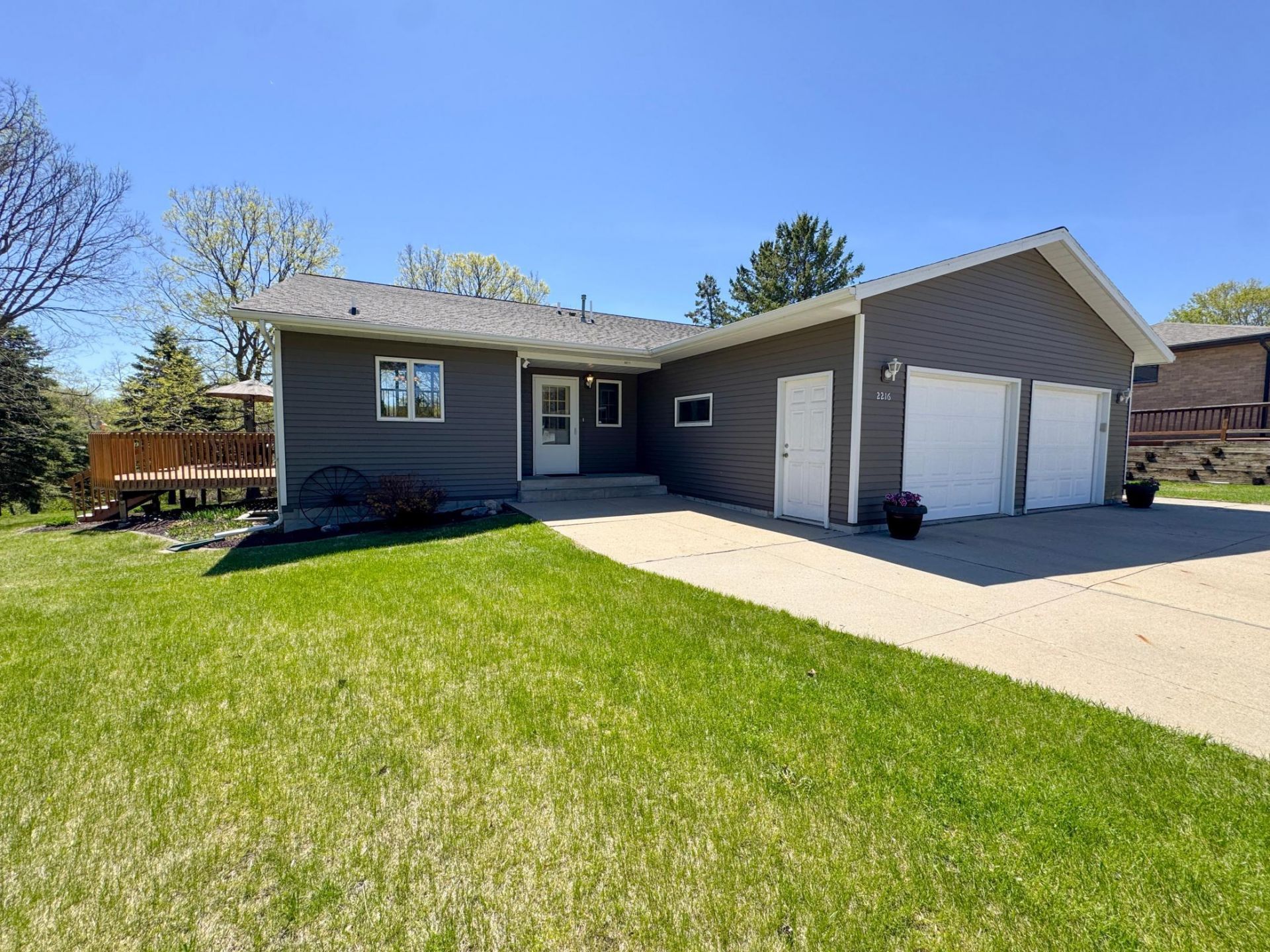 2216 Ridgewood Drive  primary photo