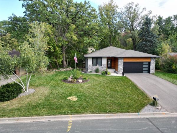 411 Oakland Lane , Burnsville, MN 55337
