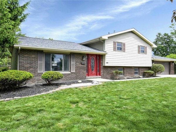 24420 S Oxford Oval, North Olmsted, OH 44070