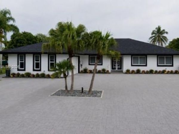 11701 SW 21st Ct, Davie, FL 33325