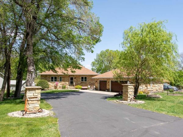 1524 Squirrels Nest Road , Kasota, MN 56050