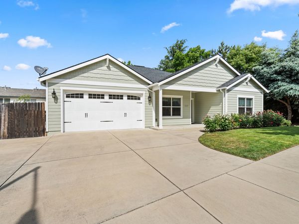 1227 Lithia Way, Talent, OR 97540