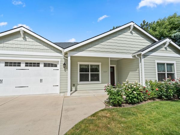 1227 Lithia Way, Talent, OR 97540
