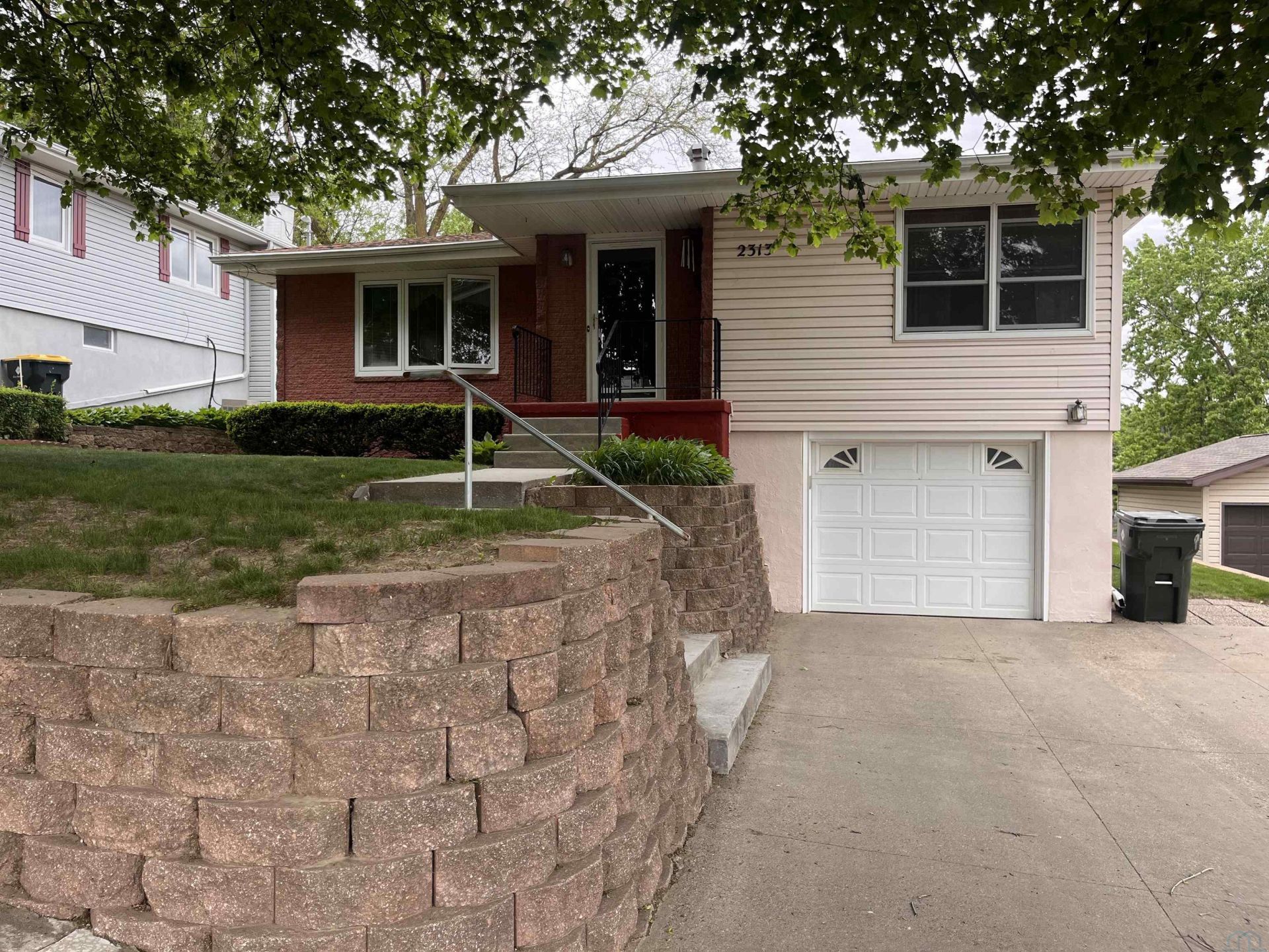 2313 S Clinton St, Sioux City, IA 51106 Main Photo