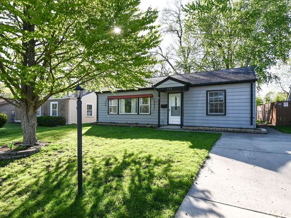 127 S Hawthorne Boulevard , Mundelein, IL 60060