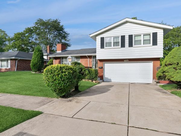 16400 University Avenue , South Holland, IL 60473