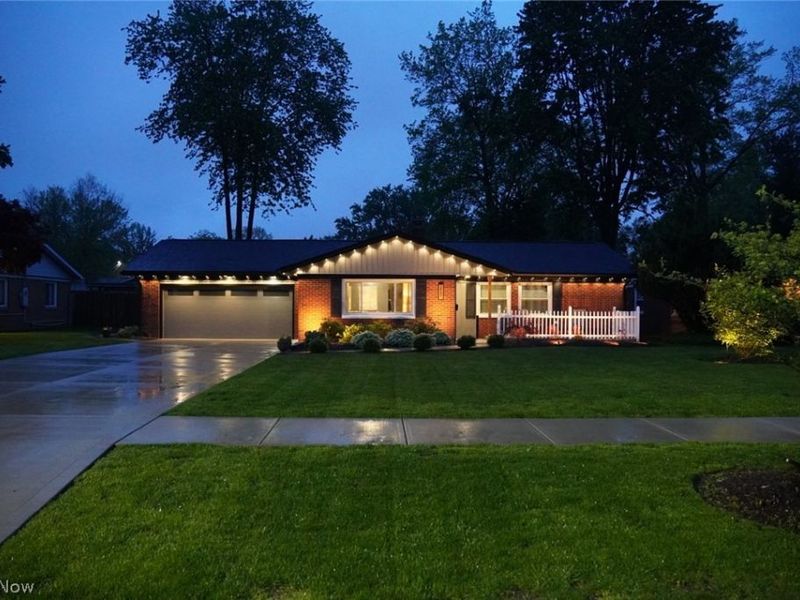 28601 Holly Drive, North Olmsted, OH 44070 Photo 2