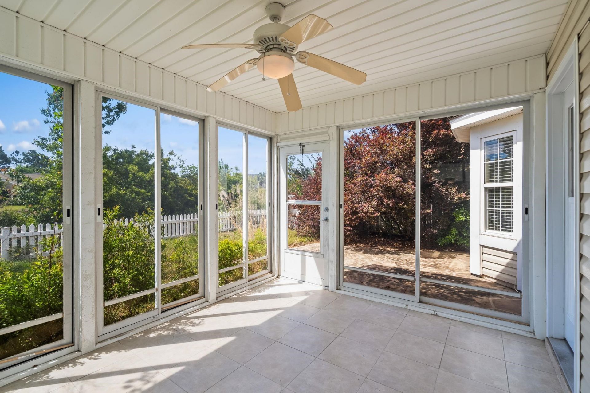 977 Silvercrest Dr. Photo 17