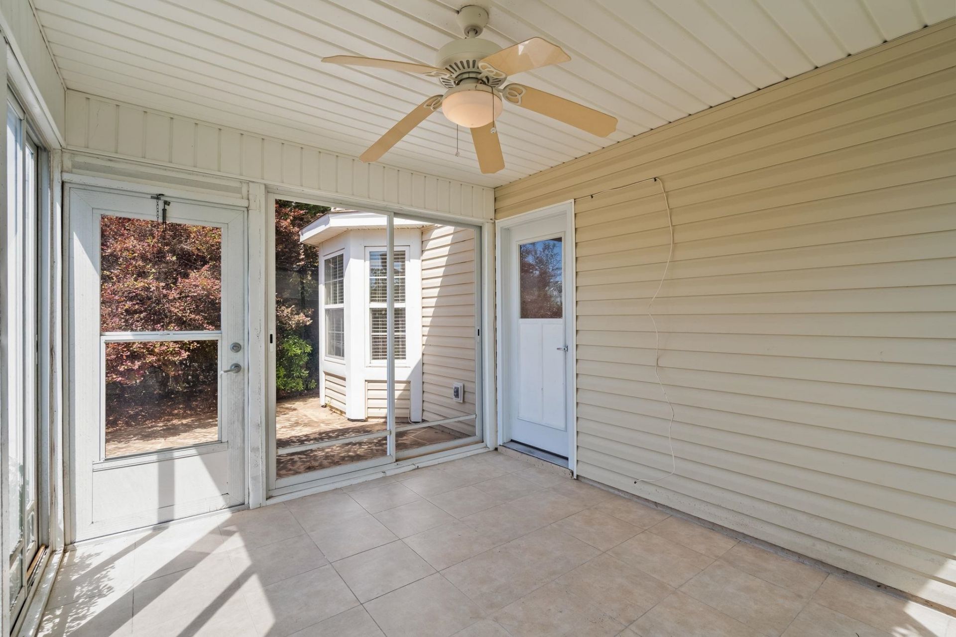 977 Silvercrest Dr. Photo 18