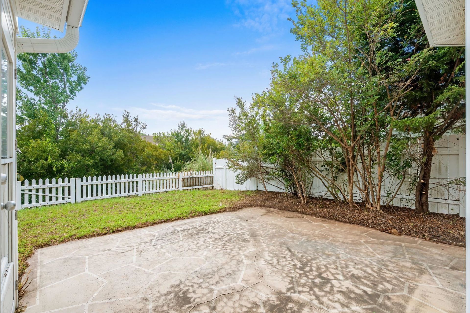 977 Silvercrest Dr. Photo 23