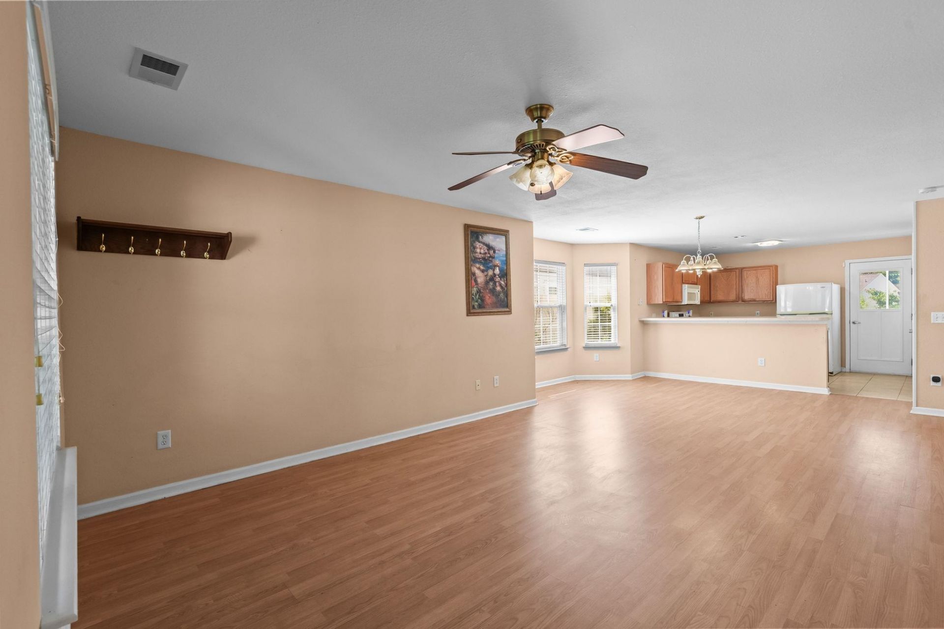 977 Silvercrest Dr. Photo 5