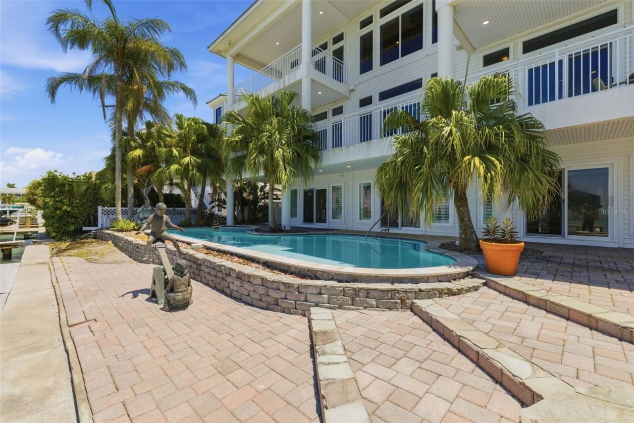 24 N Pine Circle, Belleair, FL 33756 Photo