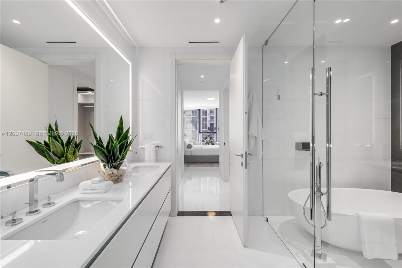 300 Biscayne Blvd Way, Unit 2802, Miami, FL 33131 Photo