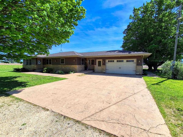 7009 Pearl City Road, FREEPORT, IL 61032