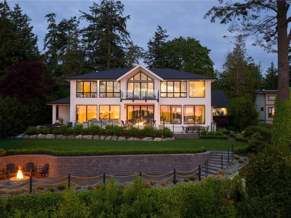 8425 Lochside Dr, Central Saanich, BC V8M 1T9