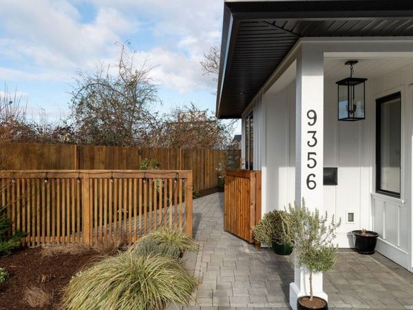 9356 East Saanich Rd , North Saanich, BC V8L 1H9