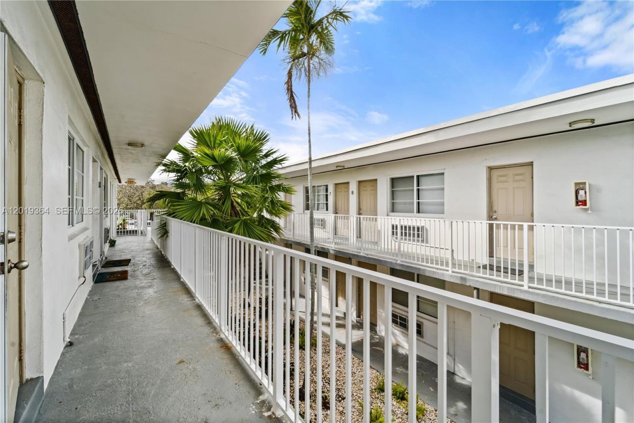 6905 Rue Vendome , Unit 8, Miami Beach, FL 33141 Photo