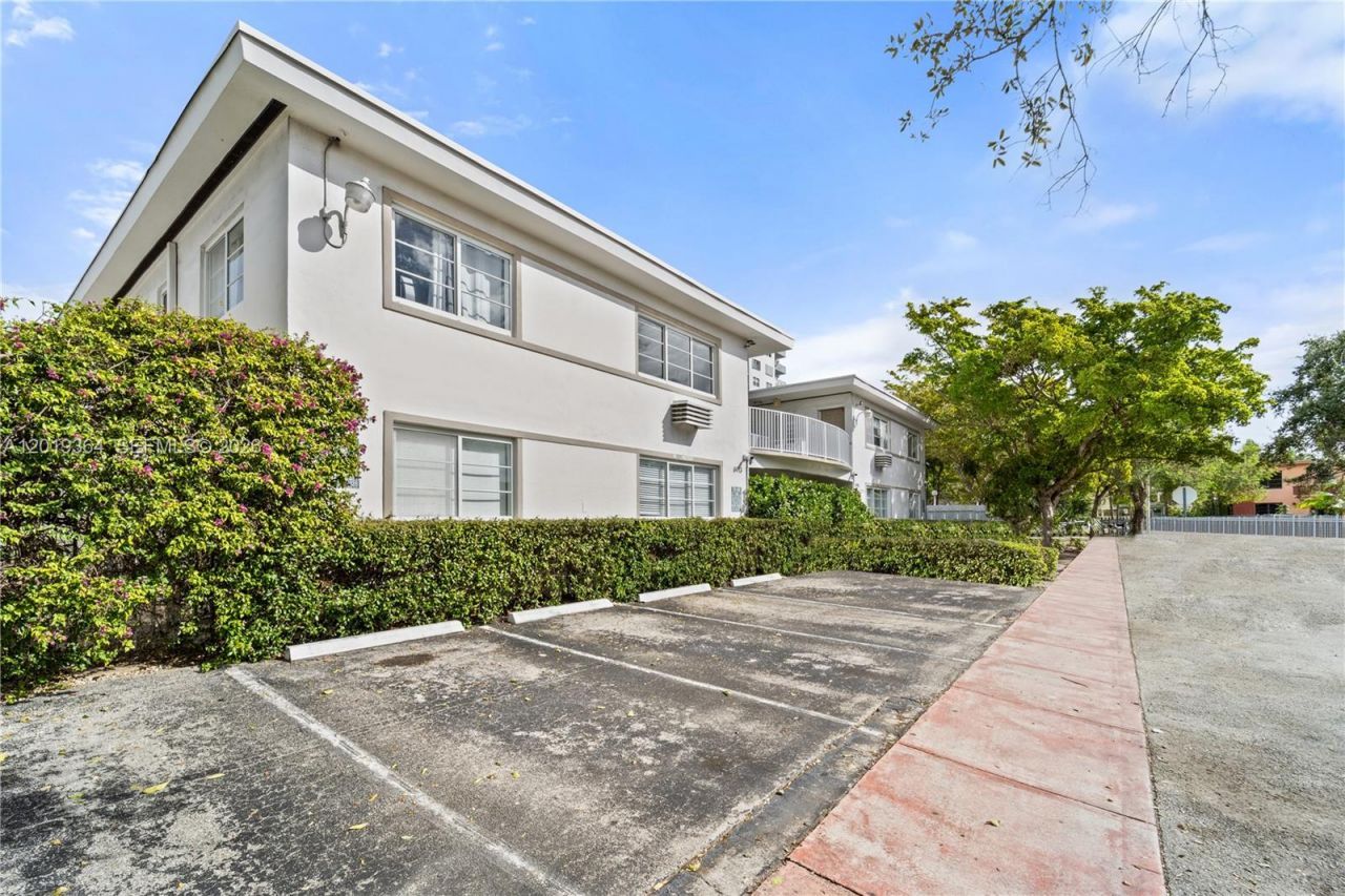 6905 Rue Vendome , Unit 8, Miami Beach, FL 33141 Photo