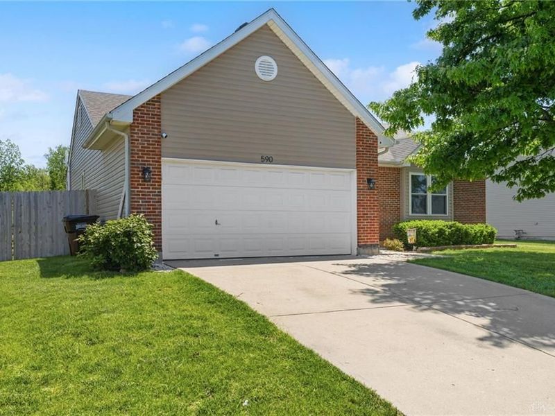 590 Chapelgate Drive, Fairborn, OH 45324 Photo 2