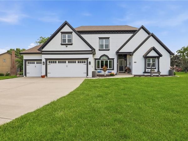 4215 SE Paddock Drive, Lee's Summit, MO 64082