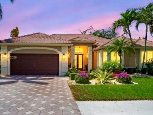 8146 N Savannah Cir, Davie, FL 33328