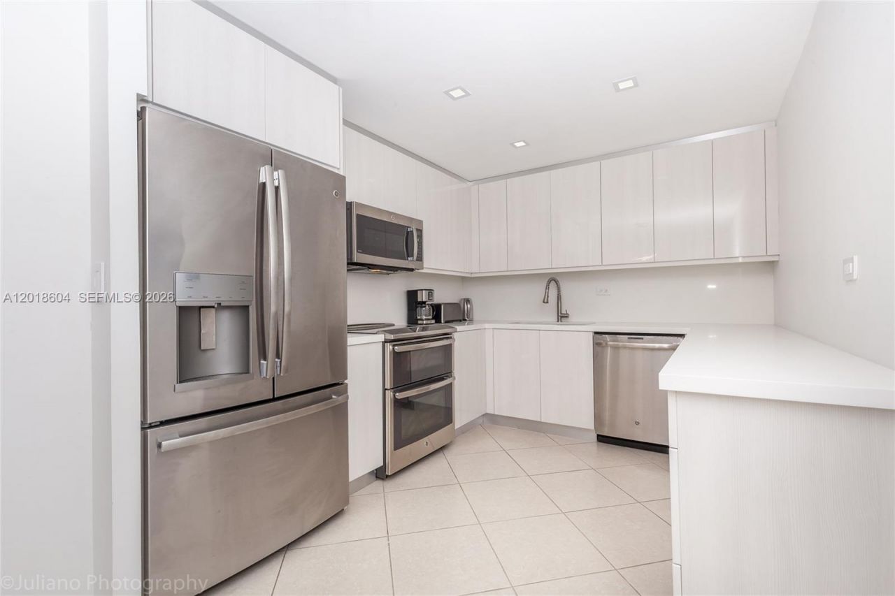 5555 Collins Ave, Unit 9U, Miami Beach, FL 33140 Photo