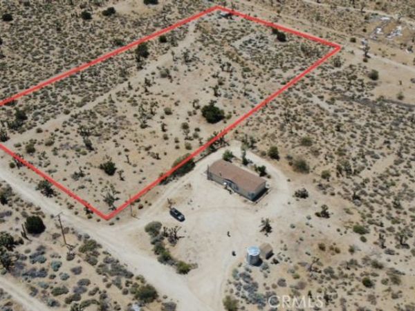 210 Avenue X, Llano, CA 93544