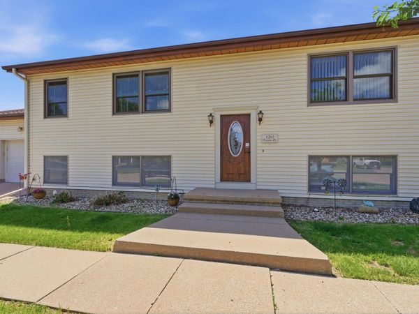 1203 KIRSTIN CT, APT 2, Muscatine, IA 52761