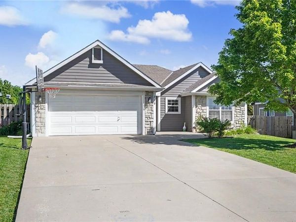 928 Bluestem Drive, Baldwin City, KS 66006