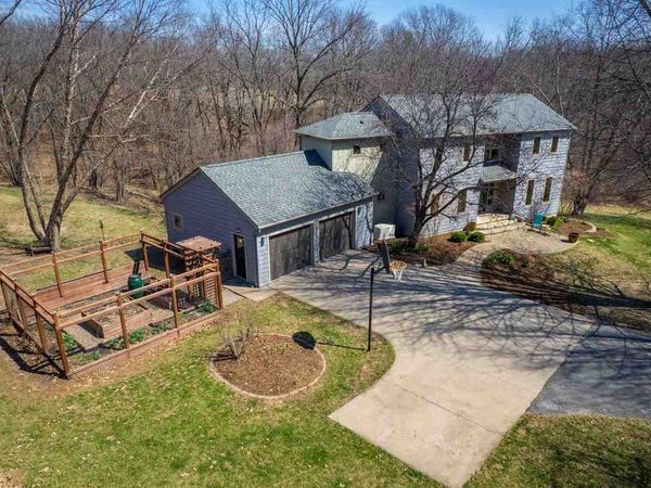 17 Briar Ridge Dr, Iowa City, IA 52240