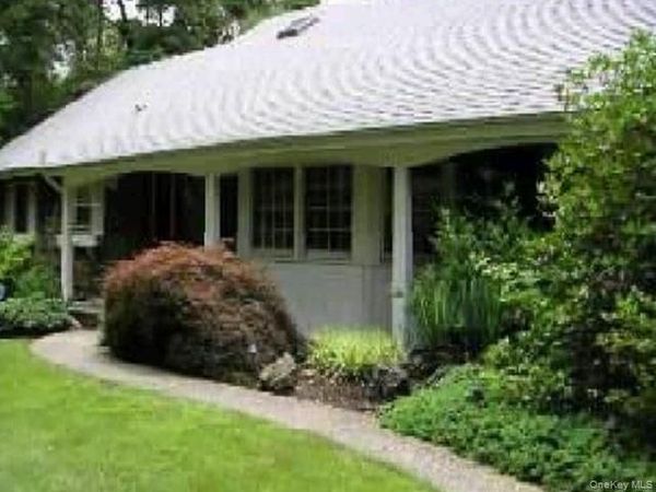 27 Spinning Wheel Lane , Dix Hills, NY 11746