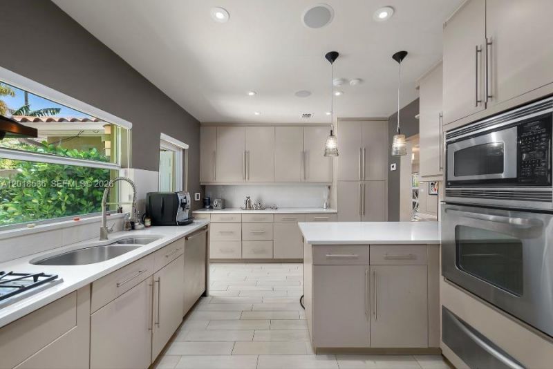 830 E Dilido Dr , Miami Beach, FL 33139 Photo