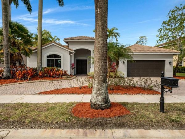 1666 Victoria Pointe Cir , Weston, FL 33327