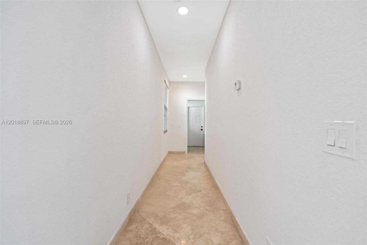 1666 Victoria Pointe Cir, Weston, FL 33327 Photo