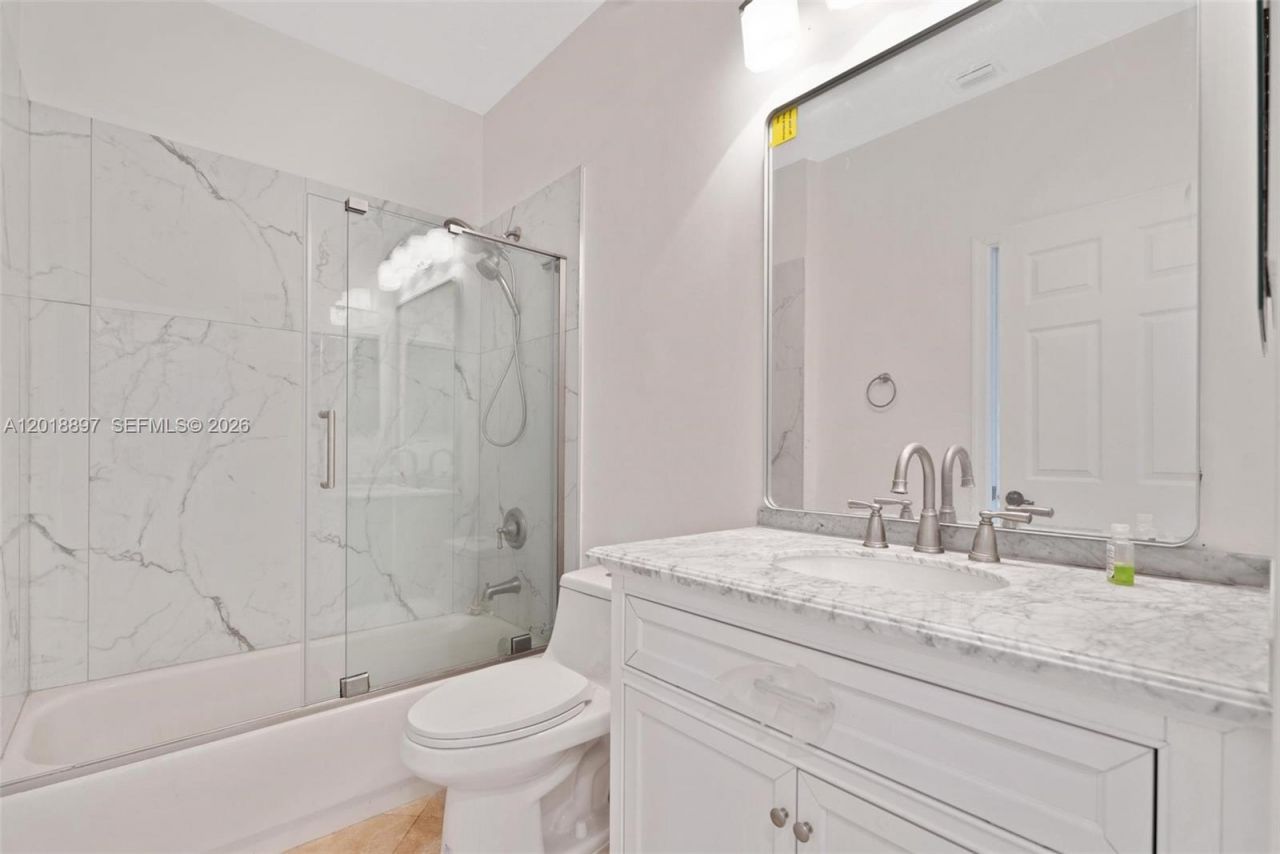 1666 Victoria Pointe Cir, Weston, FL 33327 Photo