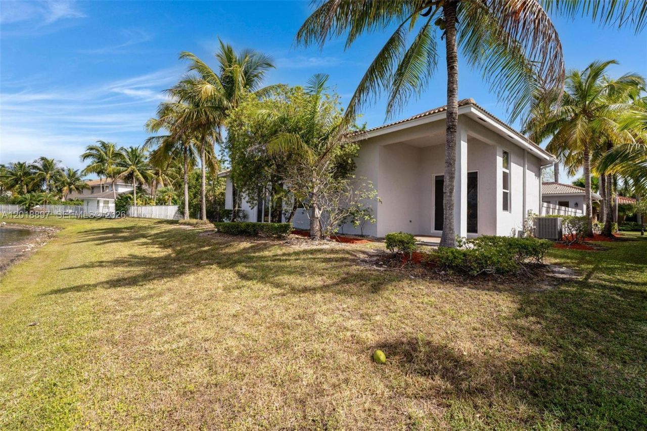 1666 Victoria Pointe Cir, Weston, FL 33327 Photo