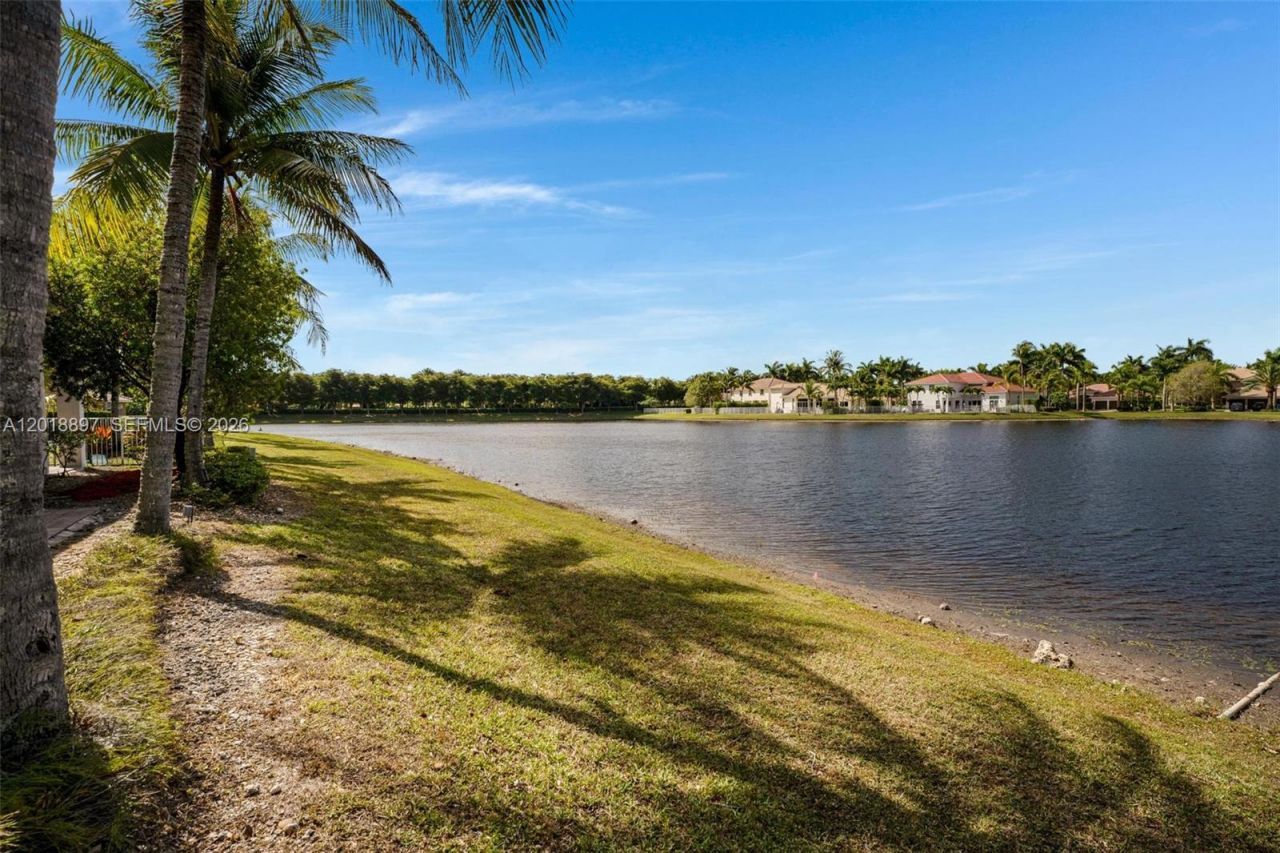 1666 Victoria Pointe Cir, Weston, FL 33327 Photo