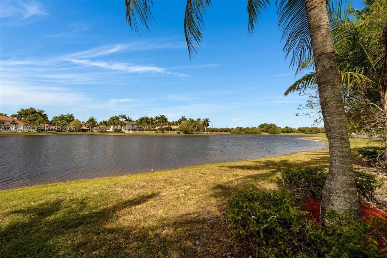 1666 Victoria Pointe Cir, Weston, FL 33327 Photo