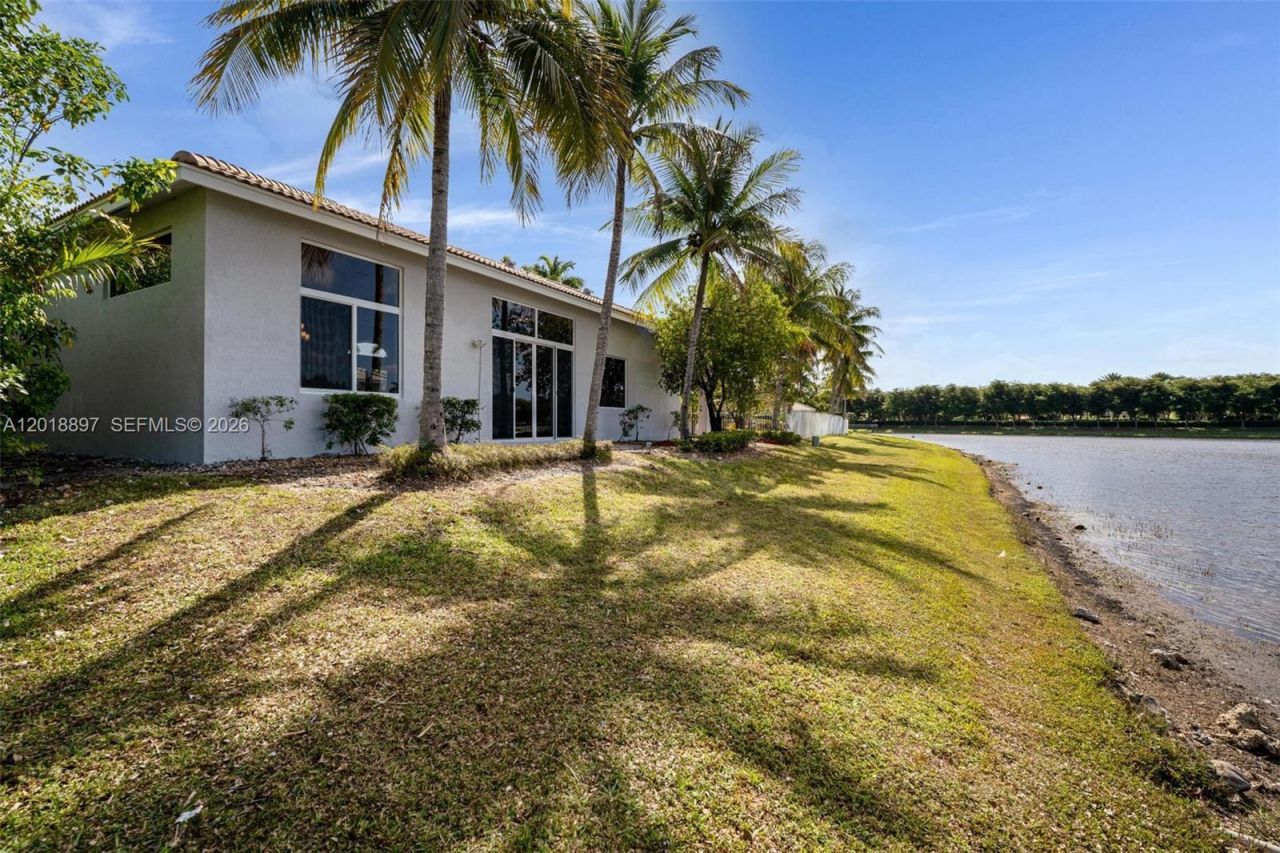 1666 Victoria Pointe Cir, Weston, FL 33327 Photo