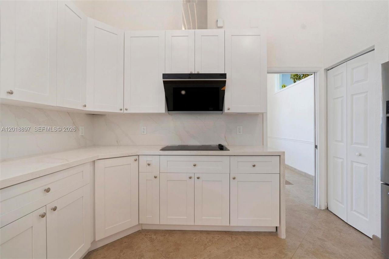 1666 Victoria Pointe Cir, Weston, FL 33327 Photo