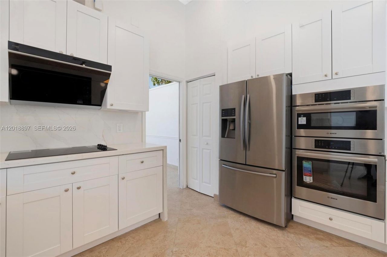 1666 Victoria Pointe Cir, Weston, FL 33327 Photo