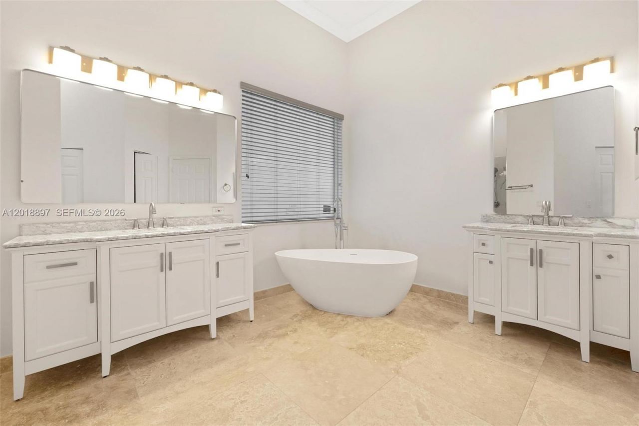1666 Victoria Pointe Cir, Weston, FL 33327 Photo