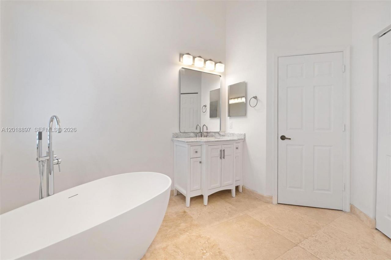 1666 Victoria Pointe Cir, Weston, FL 33327 Photo