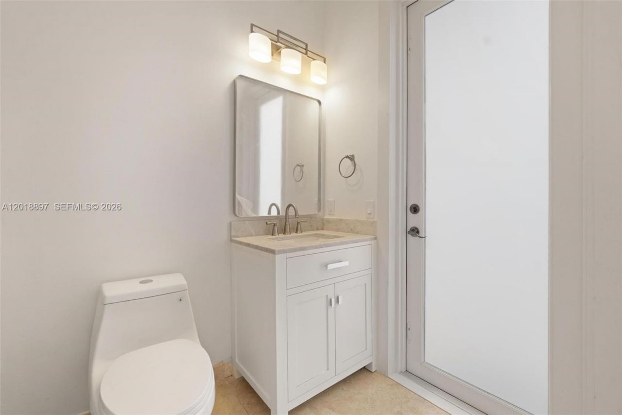1666 Victoria Pointe Cir, Weston, FL 33327 Photo
