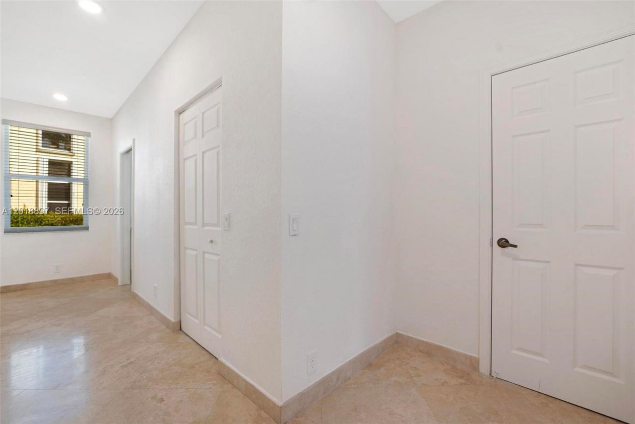 1666 Victoria Pointe Cir, Weston, FL 33327 Photo