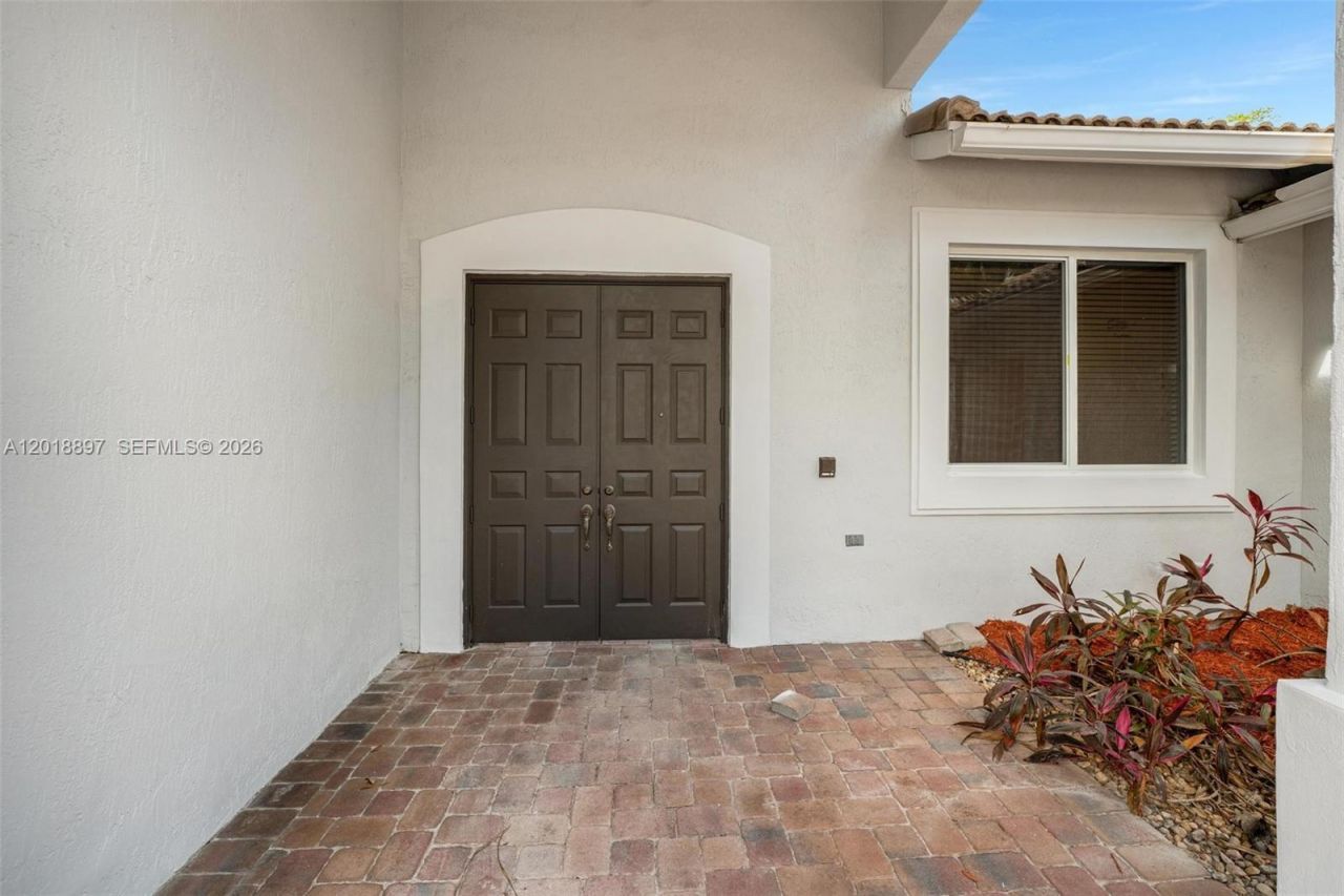 1666 Victoria Pointe Cir, Weston, FL 33327 Photo